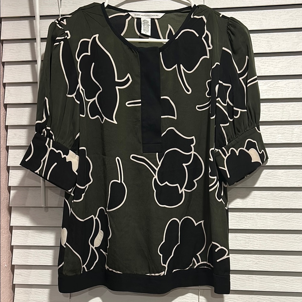 Diane Von Furstenberg Black and Olive Green 3/4 Sleeve Blouse